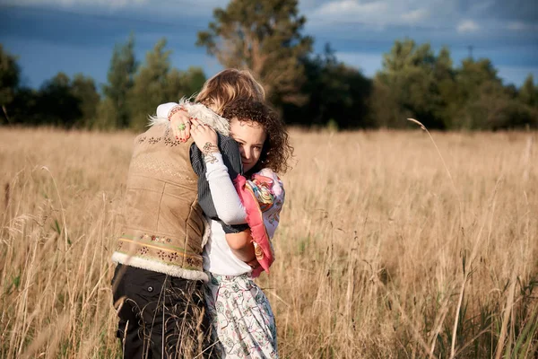 Boho Styl Atraktivní Pár Láska Pózování Podzimní Pole Rodina Bavit — Stock fotografie