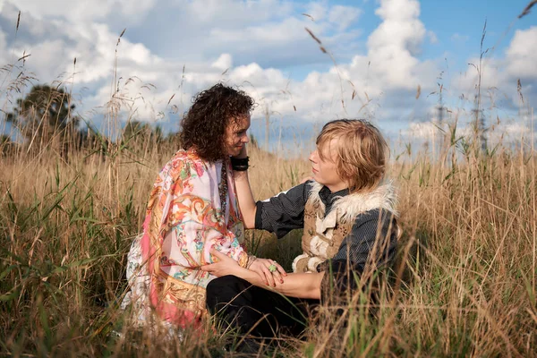 Boho Stile Attraente Coppia Innamorata Posa Sul Campo Autunnale Famiglia — Foto Stock