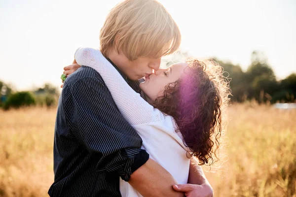 Liebespaar Küsst Sich Zigeunerkleidung Junger Blonder Mann Und Schöne Kaukasische — Stockfoto