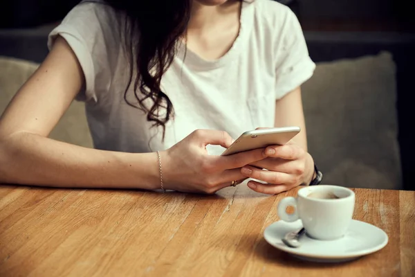 Cierra Las Manos Las Mujeres Sosteniendo Teléfono Inteligente Mujer Bastante — Foto de Stock