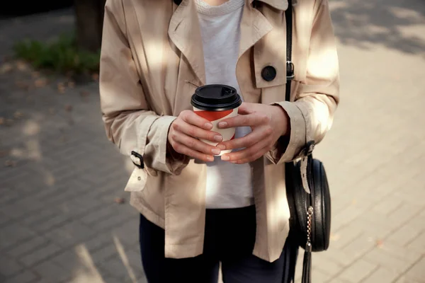 Jonge Mooie Vrouw Drinken Koffie Het Kopje Outdoor Koffiekopje Haar — Stockfoto