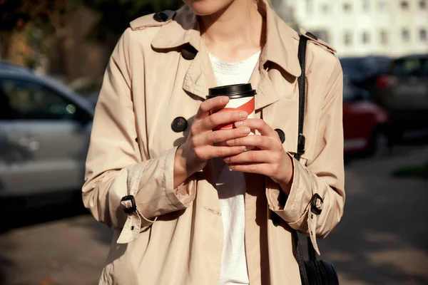 Jovem Mulher Bonita Beber Café Copo Livre Xícara Café Suas — Fotografia de Stock