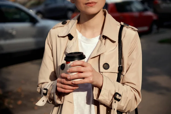 年轻漂亮的女人在杯子里喝咖啡 手里拿着咖啡杯 时尚女孩 时髦人像 甜饮料 芳香咖啡 冰沙健康 — 图库照片