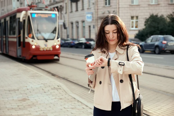 Досить Молода Жінка Чекає Поїзд Або Трамвай Перевіряючи Час Смарт — стокове фото