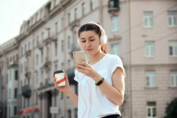 Ganska Ung Kvinna Dricka Avhämtning Kaffekopp Använder Smart Telefon Lyssna — Stockfoto
