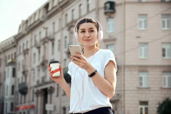 Ganska Ung Kvinna Dricka Avhämtning Kaffekopp Använder Smart Telefon Lyssna — Stockfoto