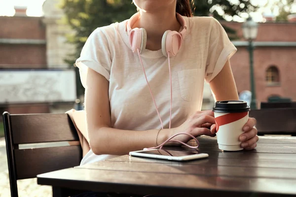 Vacker Ung Kvinna Håller Kopp Kaffe Sitter Träbord Med Smart — Stockfoto