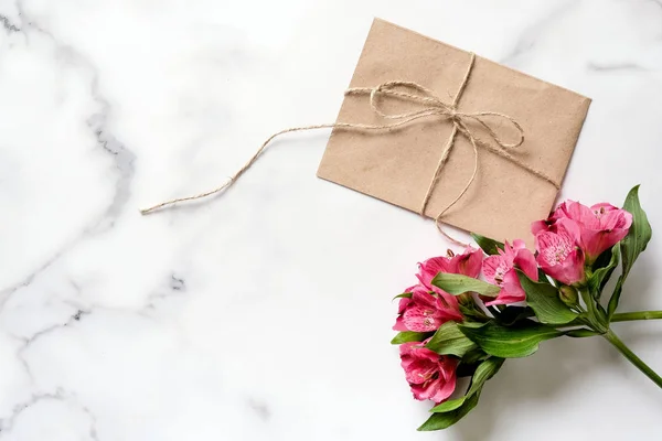 Escritorio Mármol Con Flores Rosadas Postal Sobre Kraft Cordel Rama — Foto de Stock