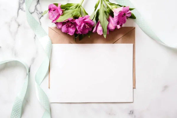 Escritorio Mármol Con Flores Rosadas Postal Sobre Kraft Cordel Rama — Foto de Stock