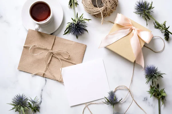 Escritorio Mármol Con Taza Café Flores Azules Postal Sobre Kraft — Foto de Stock