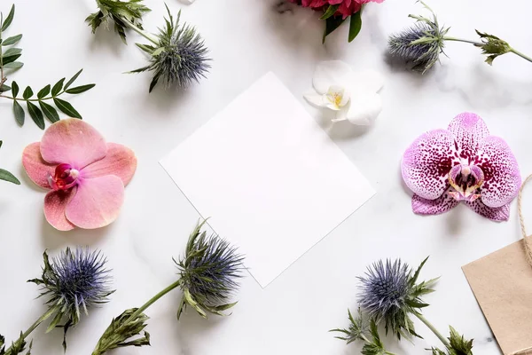 Escritorio Mármol Con Flores Rosas Azules Postal Tarjeta Invitación Con —  Fotos de Stock