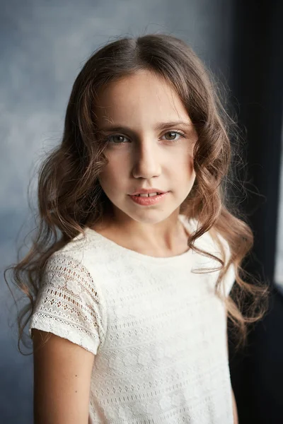 Bliska Portret Młoda Piękna Dziewczyna Brunetka Białej Koszuli Patrząc Kamery — Zdjęcie stockowe