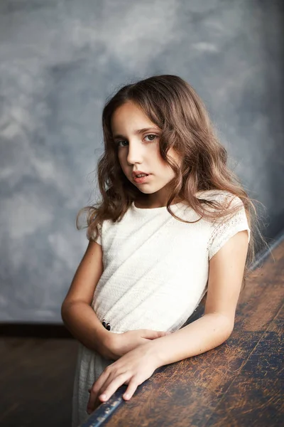 美しい若い白人 代の少女の肖像画を閉じます 室内でポージングのカーリー ブルネット — ストック写真