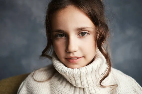 Bliska Portret Młode Piękne Dziewczyny Zamyślony Białej Koszuli Patrząc Kamery — Zdjęcie stockowe
