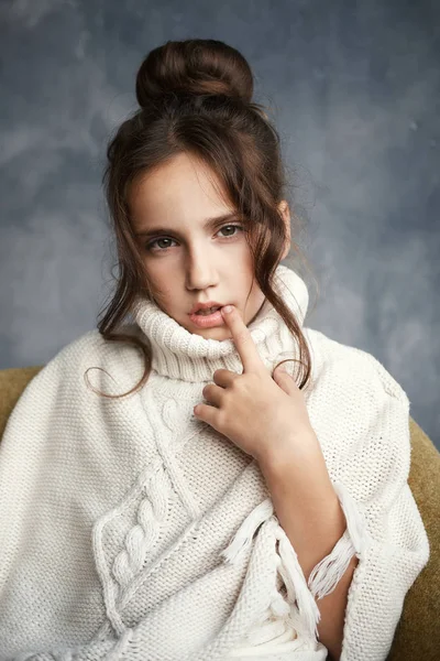 Close Ritratto Giovane Bella Ragazza Pensosa Maglione Bianco Guardando Fotocamera — Foto Stock