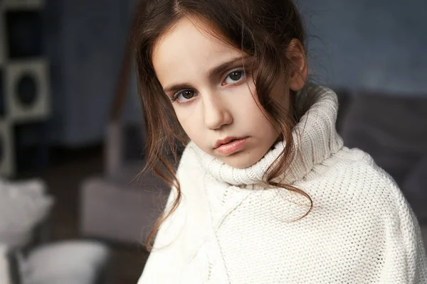 Portret Urocza Nastoletnia Dziewczyna Smutne Emocje Ekspresyjnym Czyszczenie Skóry Makijaż — Zdjęcie stockowe
