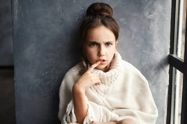 Retrato Menina Adolescente Adorável Emoções Tristes Cara Expressiva Pele Limpa — Fotografia de Stock