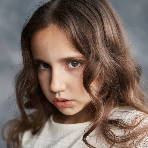 Gros Plan Portrait Jeune Fille Caucasienne Sérieuse Aux Cheveux Bouclés — Photo