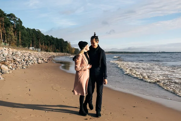 Junges Sinnliches Paar Das Spaß Beim Spazierengehen Und Umarmen Strand — Stockfoto