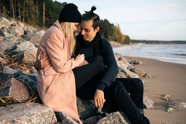 Junges Sinnliches Verliebtes Paar Das Auf Steinen Strand Sitzt Sich — Stockfoto
