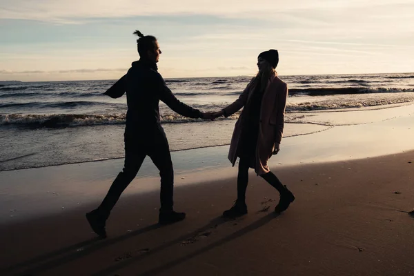 Glückliches Romantisches Paar Das Strand Der Nähe Des Ozeans Spaziert — Stockfoto