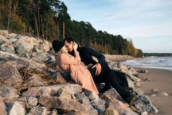 Junges Verliebtes Sexualpaar Das Sich Strand Auf Steine Legt Sich — Stockfoto