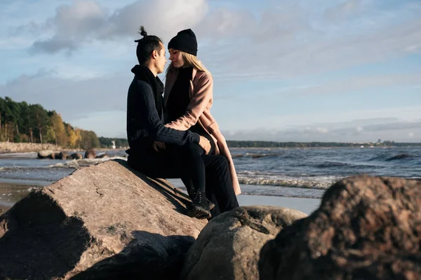 Verliebte Paare Sitzen Auf Einem Stein Der Nähe Des Meeres — Stockfoto