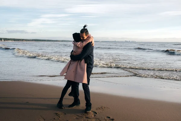 Sinnlich Umarmendes Verliebtes Paar Strand Junger Mann Wollpullover Mädchen Rosa — Stockfoto