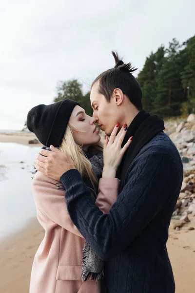 Junges Hübsches Sinnliches Paar Das Sich Strand Umarmt Und Küsst — Stockfoto