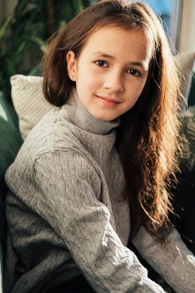 Gros Plan Portrait Jeune Adolescente Caucasienne Maison Lumière Ensoleillée Couleurs — Photo