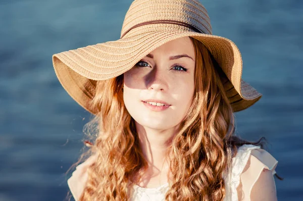 Verano Estilo Vida Soleado Retrato Moda Joven Mujer Hipster Elegante —  Fotos de Stock