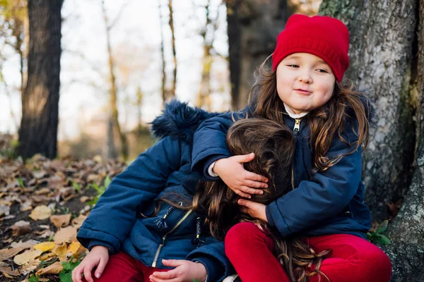 Δύο Χαρούμενα Παιδιά Αγκάλιασμα Στο Φθινοπωρινό Πάρκο Κοντινό Πλάνο Sunny — Φωτογραφία Αρχείου