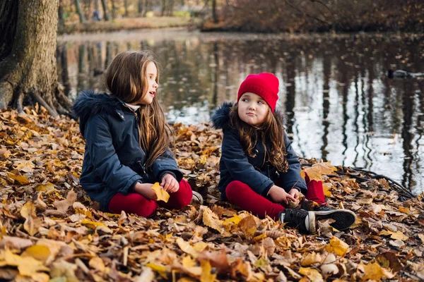 Παιδιά Μόδα Φθινόπωρο Πάρκο Κοντινό Πλάνο Ζωής Πορτρέτο Του Δύο — Φωτογραφία Αρχείου