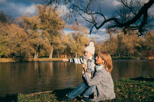 Μητέρα Και Γιος Κάθεται Κοντά Στη Λίμνη Φθινοπωρινό Πάρκο Στο — Φωτογραφία Αρχείου