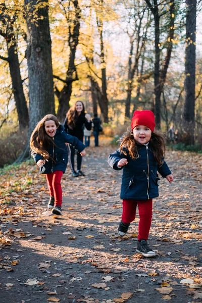 Παιδιά Τρέχουν Και Παίζουν Φθινοπωρινό Πάρκο Δύο Όμορφες Λατίνες Φορώντας — Φωτογραφία Αρχείου