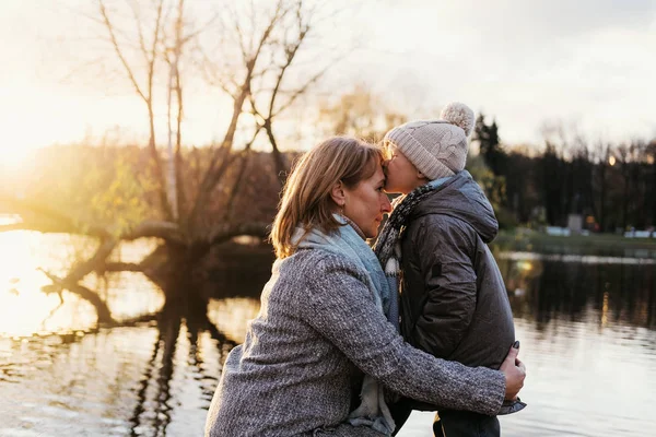 Madre Hijo Abrazándose Parque Otoño Cerca Del Lago Hijo Feliz — Foto de Stock