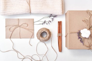 Noel kompozisyon. Hediye, Kuru çiçekler, tarçın, örme atkı, tebrik kartı, kraft zarf, kağıt kutusu. Düz yatıyordu, en iyi görünümü