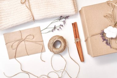 Noel kompozisyon. Hediye, Kuru çiçekler, tarçın, örme atkı, tebrik kartı, kraft zarf, kağıt kutusu. Düz yatıyordu, en iyi görünümü