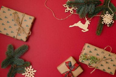 Noel tatil kompozisyon kopya alanı metniniz için kırmızı zemin üzerine. Topu köşelerinde, hediye kutusu ile Xmas ağacı çam dalları. Tebrik kartı için Xmas zemin. Düz yatıyordu, en iyi görünüm, ek yükü