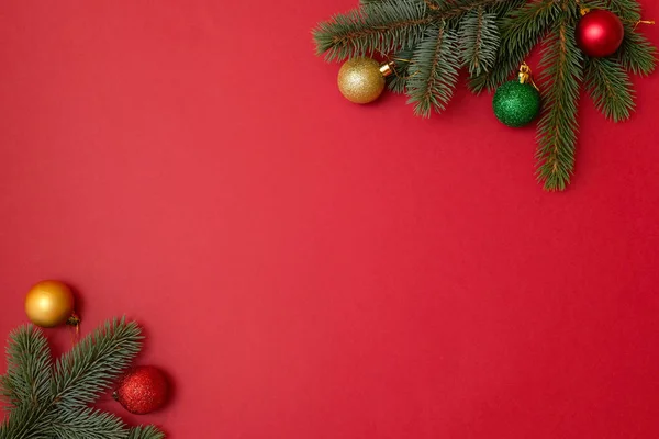 Noel tatil kompozisyon kopya alanı metniniz için kırmızı zemin üzerine. Xmas ağacı çam dalları ile topları köşelerinde, Xmas zemin tebrik kartı için. Düz yatıyordu, en iyi görünüm, ek yükü