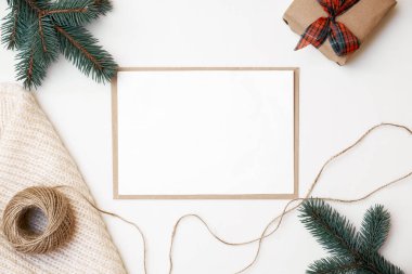 Noel süsleri, örgü atkı, çam tezgah, sicim, zanaat zarf, tebrik kartı, metniniz için kopya alanı ile boş. Xmas kompozisyon için banner veya kartpostal. Düz yatıyordu, genel gider, en iyi görünümü