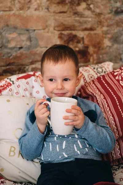 Jovem Menino Bonito Ter Chocolate Quente Cama Com Cobertor — Fotografia de Stock