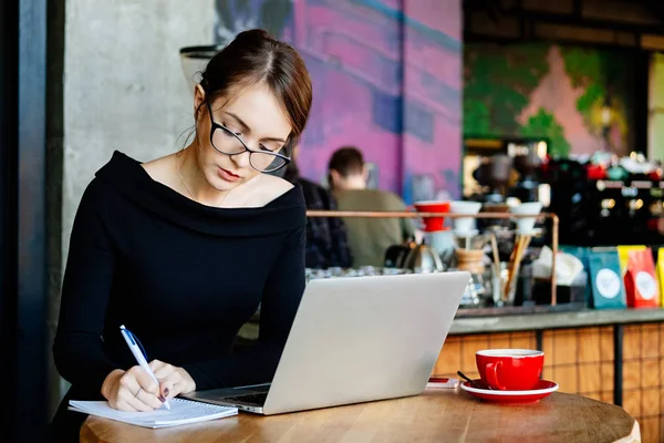 Bella Giovane Bella Donna Occhiali Utilizzando Computer Portatile Caffè Primo — Foto Stock