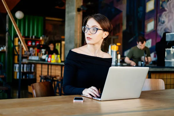 Ritratto Bella Giovane Donna Affari Occhiali Seduta Caffè Lavora Computer — Foto Stock