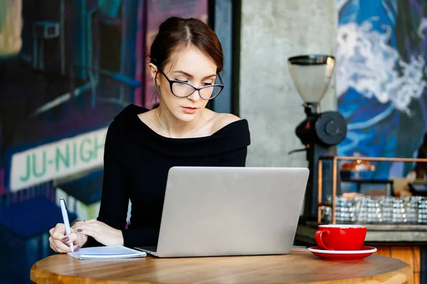 Bella Giovane Bella Donna Occhiali Utilizzando Computer Portatile Caffè Primo — Foto Stock