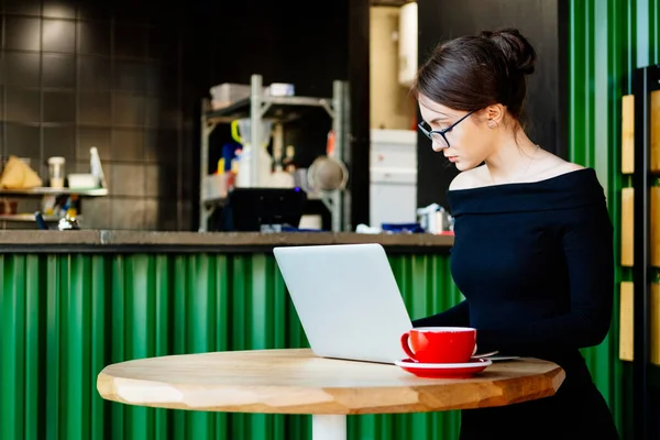 Wanita Bisnis Cantik Muda Bekerja Pada Laptop Menggunakan Smartphone Freelancer — Stok Foto