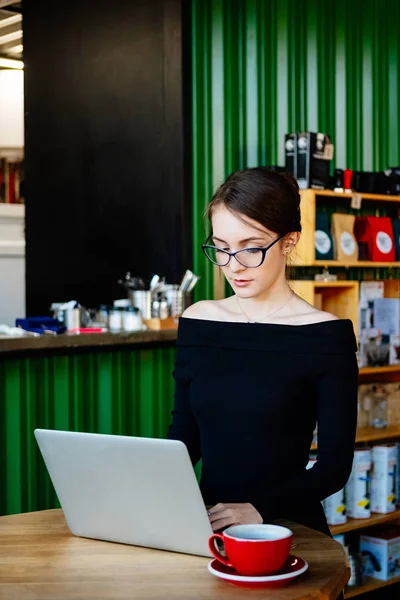 Giovane Bella Donna Affari Lavora Computer Portatile Utilizza Uno Smartphone — Foto Stock