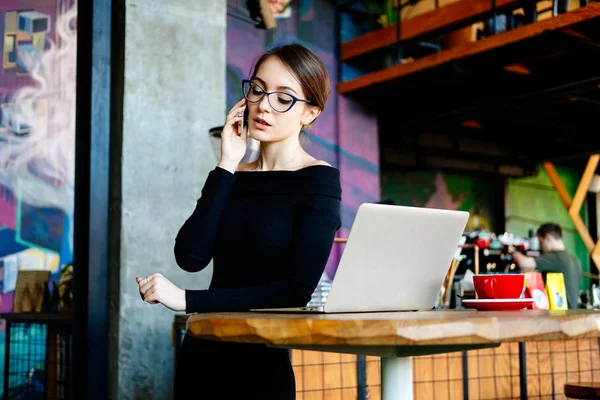 Porträtt Ganska Ung Frilansare Kvinna Kafé Vacker Dam Med Smart — Stockfoto