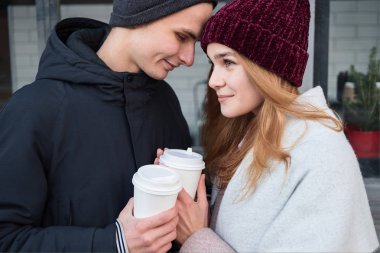 paket servisi kahve fincanı elinde tutan aşık genç şık çift portre kadar kapatın