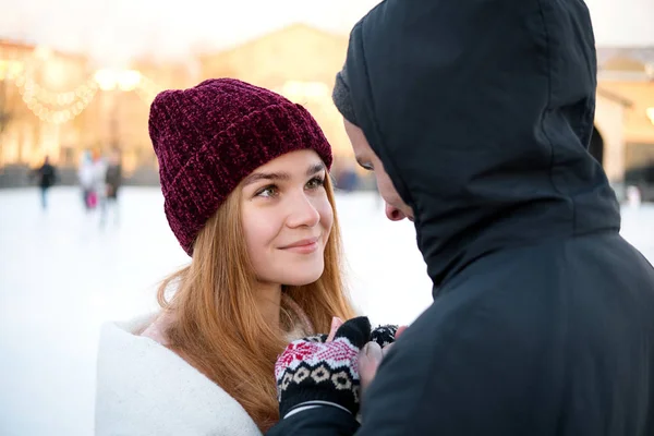 Nahaufnahme Eines Händchenhaltens Winter Freien Junge Hübsche Freundin Mit Rotem — Stockfoto